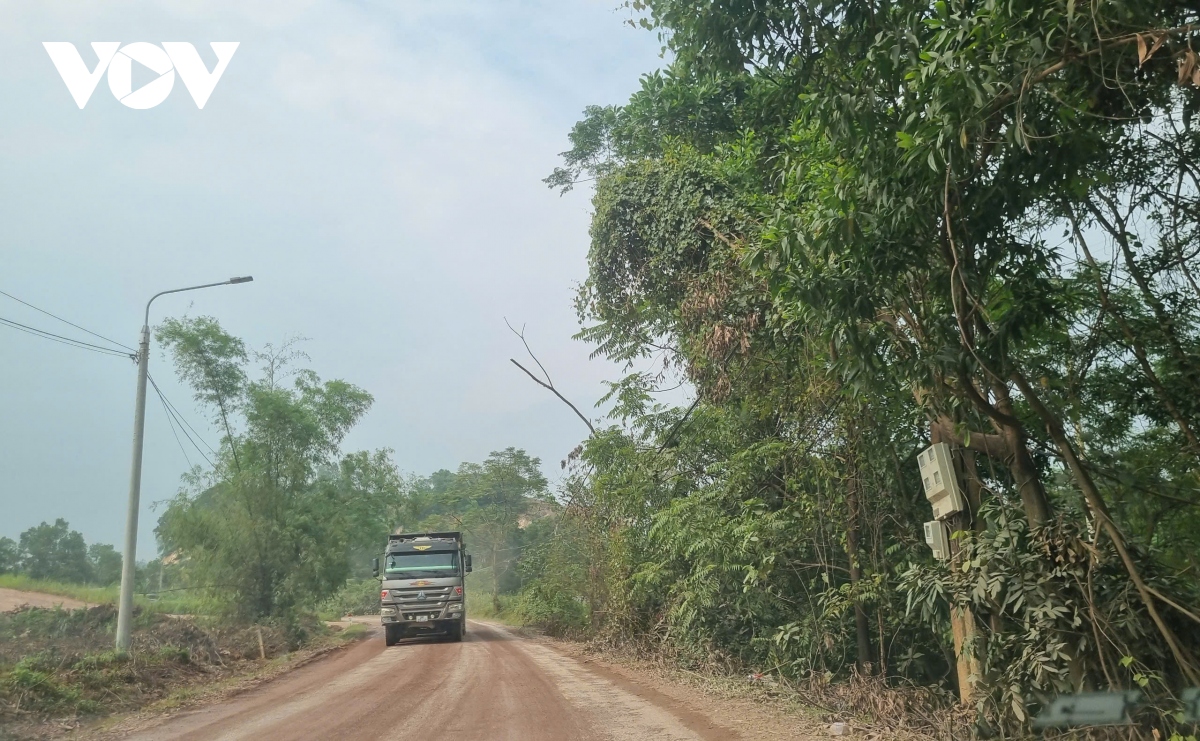 Hàng đoàn xe chở đất tàn phá nhiều tuyến đường ở Phổ Yên, Thái Nguyên- Ảnh 12.