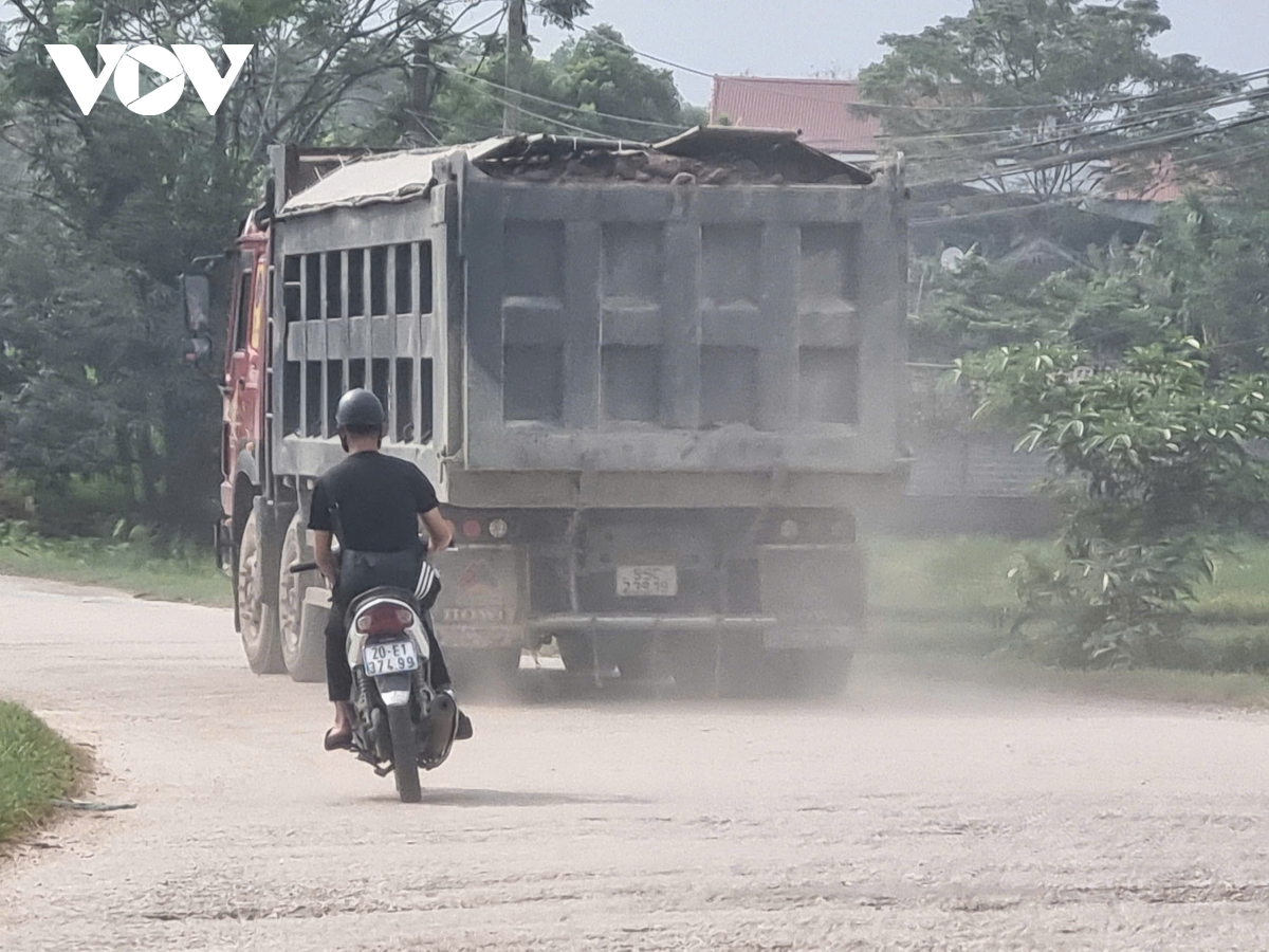 Hàng đoàn xe chở đất tàn phá nhiều tuyến đường ở Phổ Yên, Thái Nguyên- Ảnh 5.