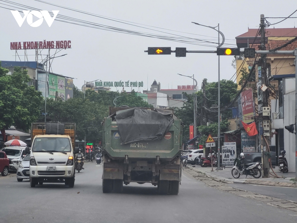 Hàng đoàn xe chở đất tàn phá nhiều tuyến đường ở Phổ Yên, Thái Nguyên- Ảnh 13.