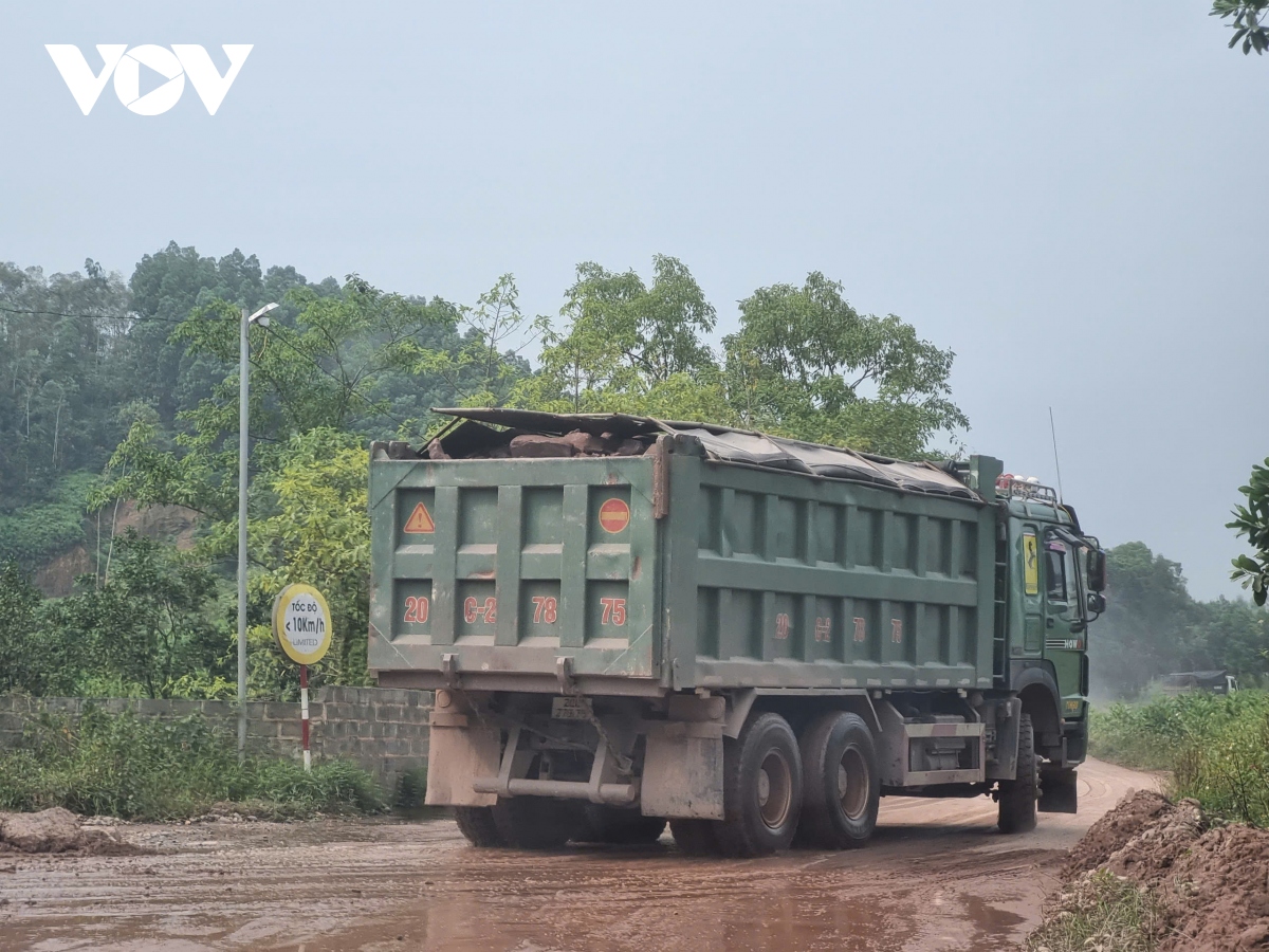 Hàng đoàn xe chở đất tàn phá nhiều tuyến đường ở Phổ Yên, Thái Nguyên- Ảnh 2.