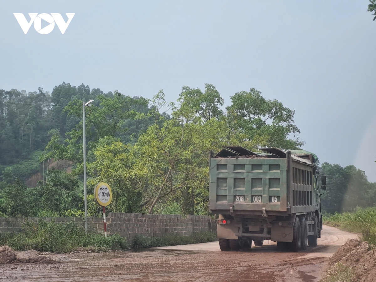 Hàng đoàn xe chở đất tàn phá nhiều tuyến đường ở Phổ Yên, Thái Nguyên- Ảnh 3.