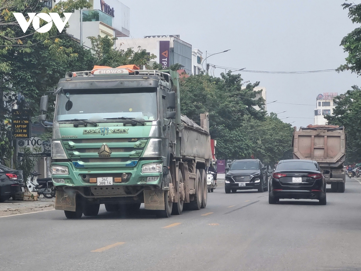 Hàng đoàn xe chở đất tàn phá nhiều tuyến đường ở Phổ Yên, Thái Nguyên- Ảnh 10.