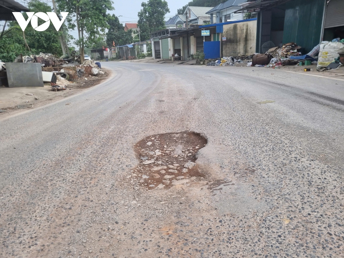 Hàng đoàn xe chở đất tàn phá nhiều tuyến đường ở Phổ Yên, Thái Nguyên- Ảnh 6.