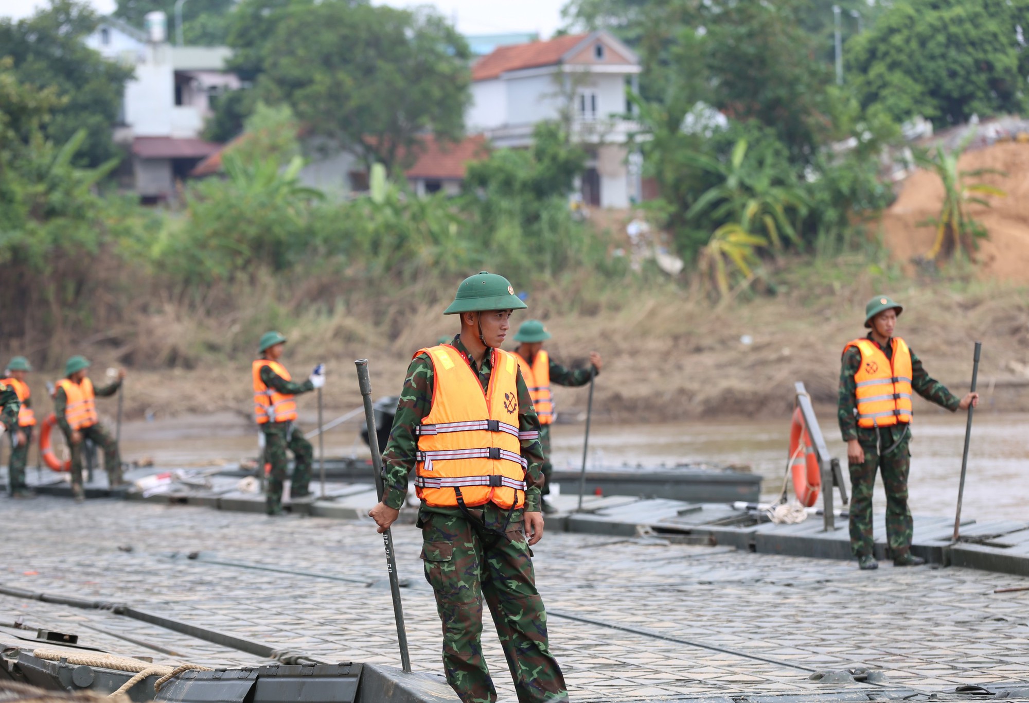 Cận cảnh cầu phao 60 tấn được hoàn thiện, thay thế cầu Phong Châu sau gần 20 ngày xảy ra sự cố kinh hoàng- Ảnh 8.