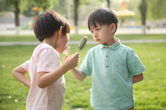 4 biểu hiện rõ nhất cho thấy trẻ lớn lên sẽ là người hiếu thảo: Cha mẹ về già thảnh thơi, ít phải lo nghĩ- Ảnh 4.