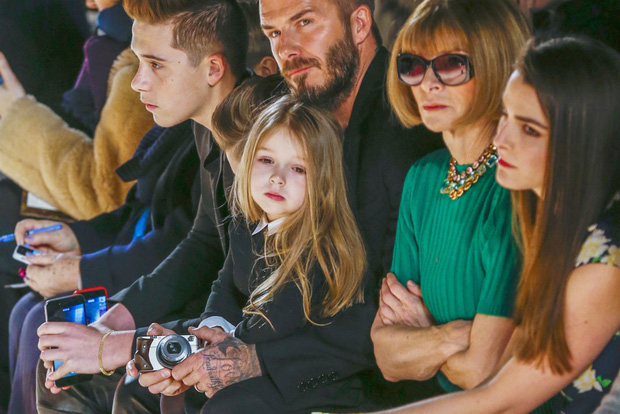 Tiểu thư Harper nhà Beckham dậy thì lấn át cả bố mẹ, thay đổi ra sao so với lần đầu dự show thời trang vào hơn 10 năm trước?- Ảnh 5.