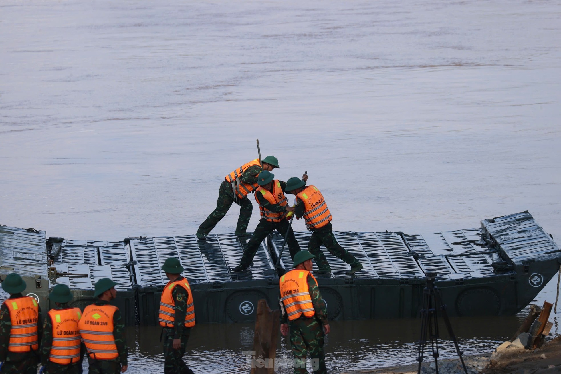 Công binh bắc cầu phao tại khu vực cầu Phong Châu- Ảnh 9.