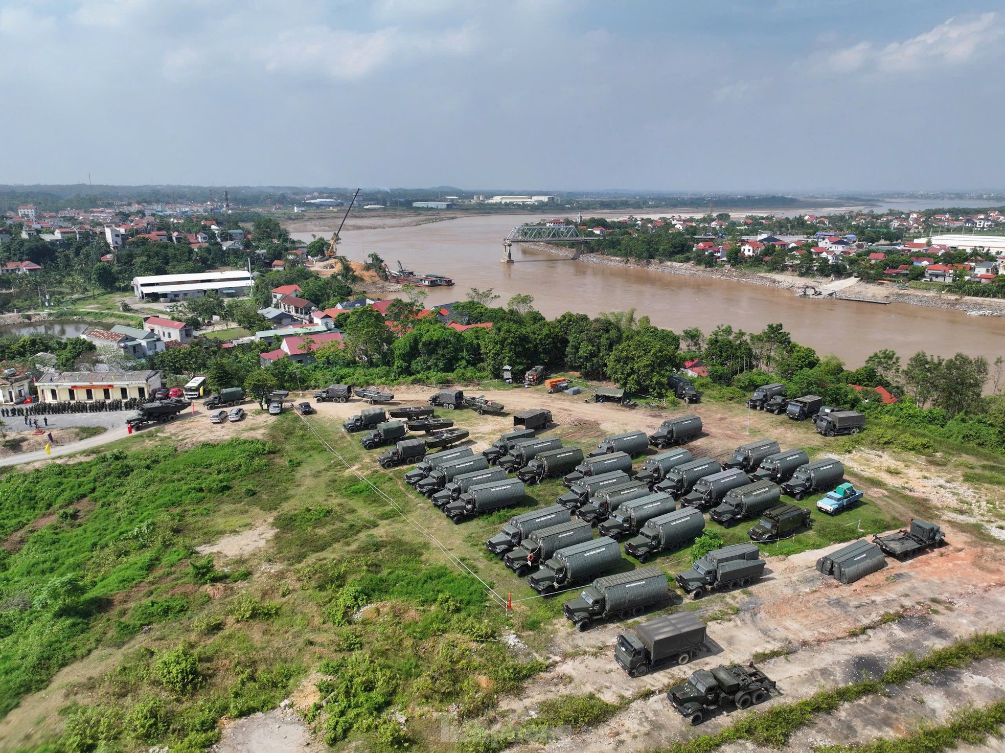 Công binh bắc cầu phao tại khu vực cầu Phong Châu- Ảnh 1.