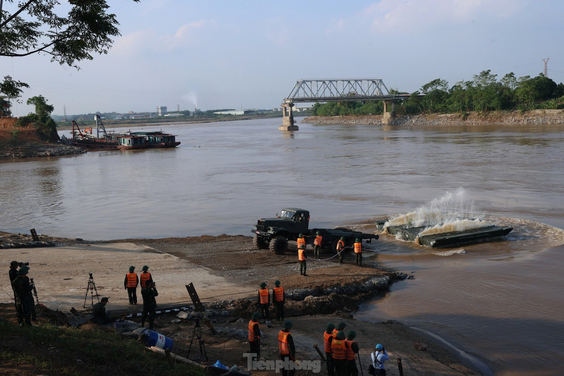 Công binh bắc cầu phao tại khu vực cầu Phong Châu- Ảnh 8.