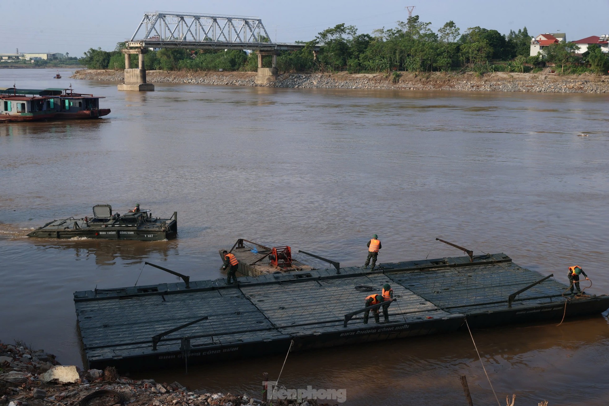 Công binh bắc cầu phao tại khu vực cầu Phong Châu- Ảnh 7.