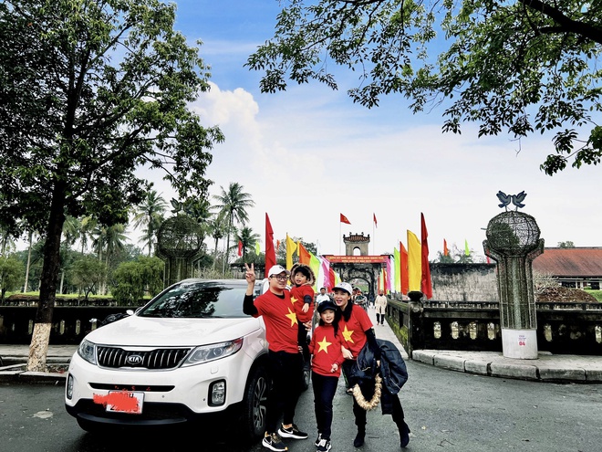 Gia đình lái Kia Sorento 18 chuyến để xuyên Việt check in 63 tỉnh thành với áo cờ đỏ sao vàng: 'Chuyến ngắn nhất chỉ 1 ngày, dài nhất 25 ngày'- Ảnh 16.