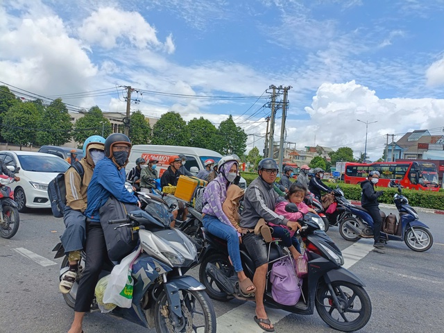 Hình ảnh đường phố Bình Dương bắt đầu nhộn nhịp trở lại vào trưa 3-9- Ảnh 1.