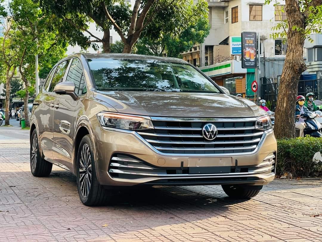 Đu 'trend' cùng các sao Việt, Minh Nhựa tậu VW Viloran Luxury, là chiếc MPV duy nhất trong bộ sưu tập trăm tỷ- Ảnh 2.