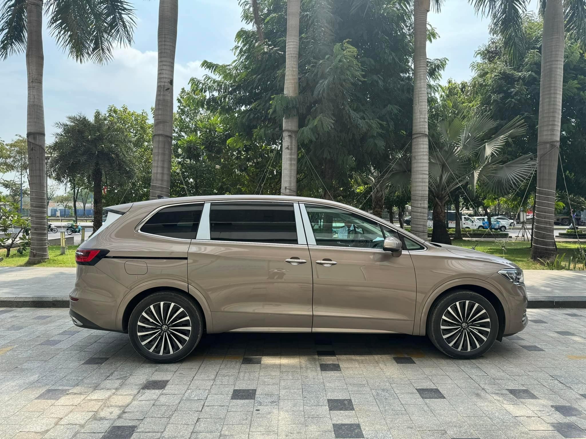 Đu 'trend' cùng các sao Việt, Minh Nhựa tậu VW Viloran Luxury, là chiếc MPV duy nhất trong bộ sưu tập trăm tỷ- Ảnh 4.