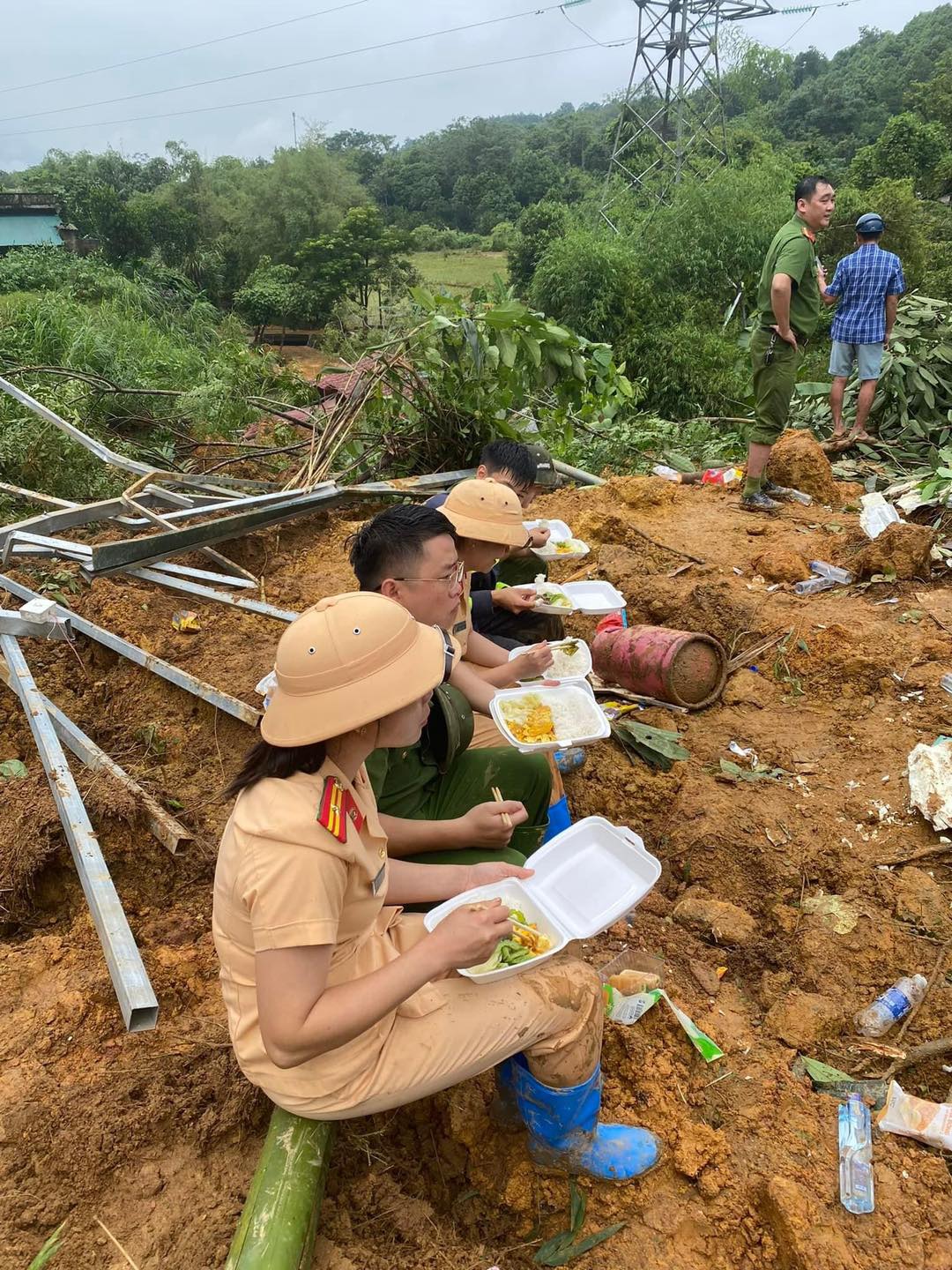 Vụ sạt lở trên quốc lộ ở Hà Giang: Tìm thấy thi thể người đàn ông mất tích khi đang livestream- Ảnh 4.