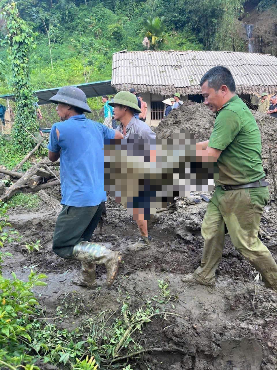 Vụ sạt lở trên quốc lộ ở Hà Giang: Tìm thấy thi thể người đàn ông mất tích khi đang livestream- Ảnh 5.