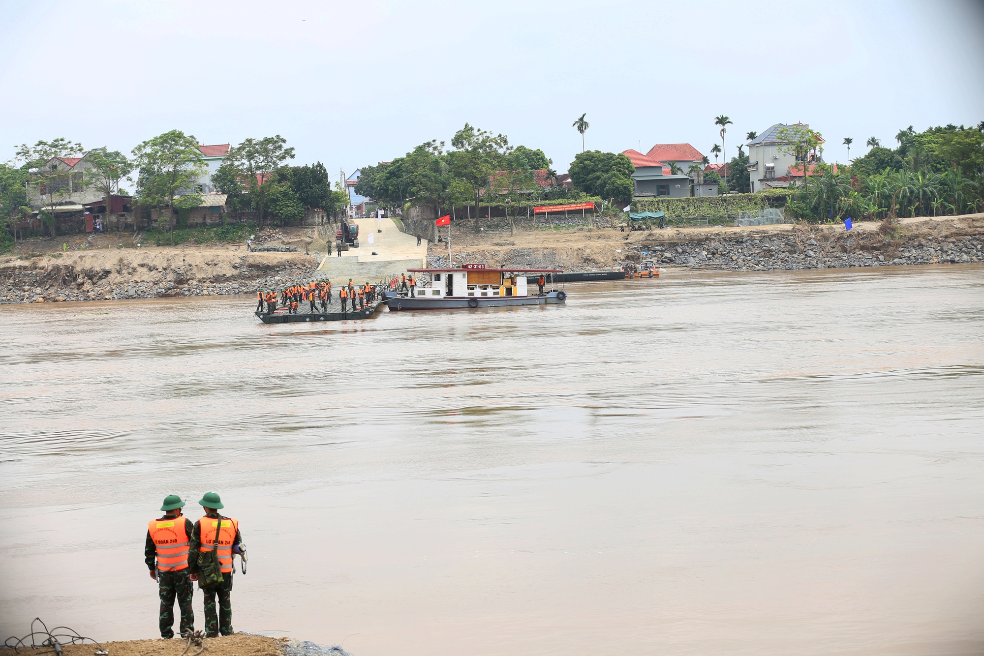 Người dân phấn khởi khi cầu phao được hoàn thiện: "Kể từ ngày cầu Phong Châu bị sập, mình phải đi đường vòng 50km mới đến trường"- Ảnh 4.