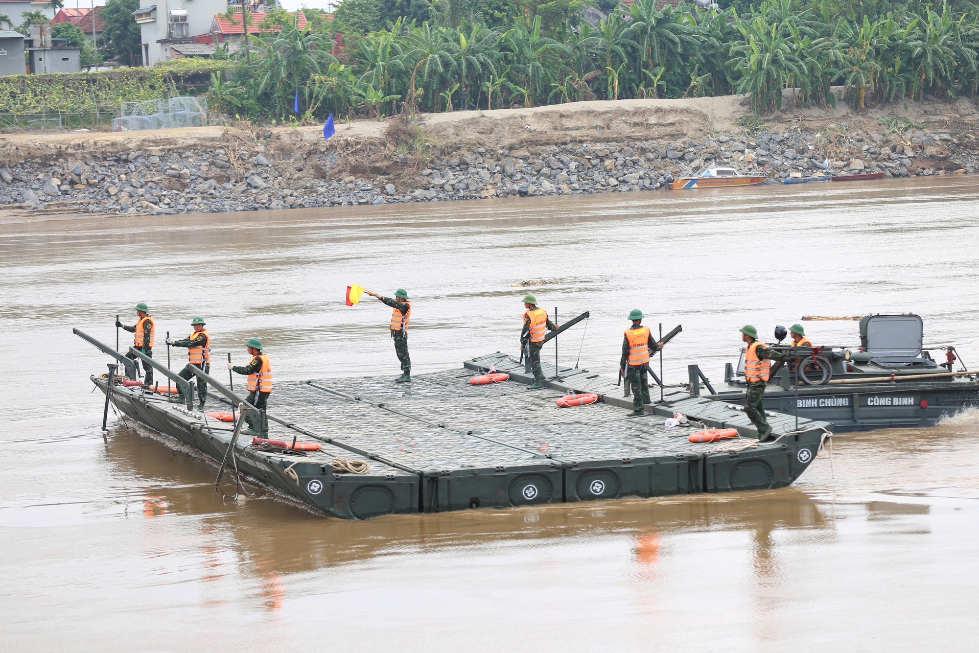 Người dân phấn khởi khi cầu phao được hoàn thiện: "Kể từ ngày cầu Phong Châu bị sập, mình phải đi đường vòng 50km mới đến trường"- Ảnh 3.