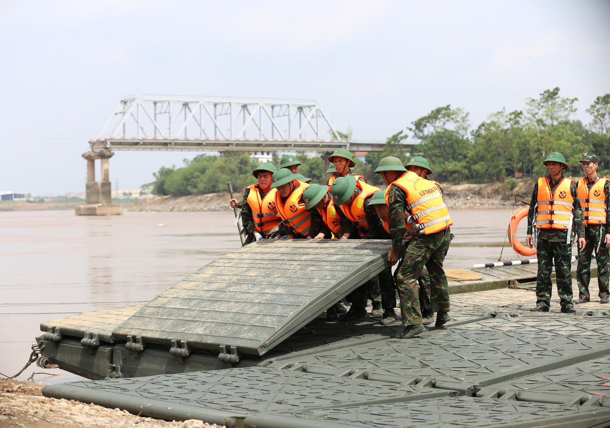 Người dân phấn khởi khi cầu phao được hoàn thiện: "Kể từ ngày cầu Phong Châu bị sập, mình phải đi đường vòng 50km mới đến trường"- Ảnh 10.