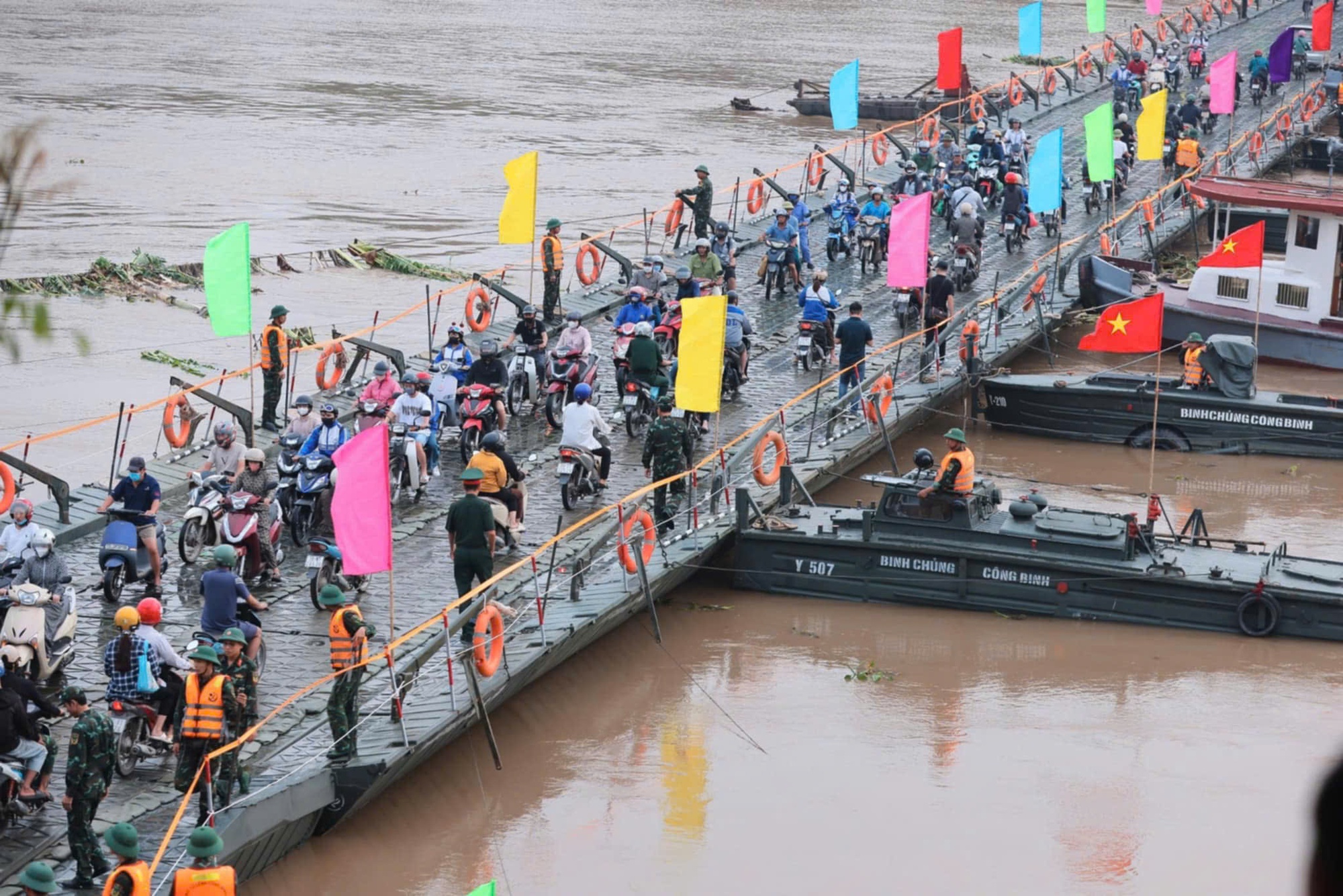 Ôtô lưu thông qua cầu phao Phong Châu với tốc độ tối đa 10 km/giờ- Ảnh 3.