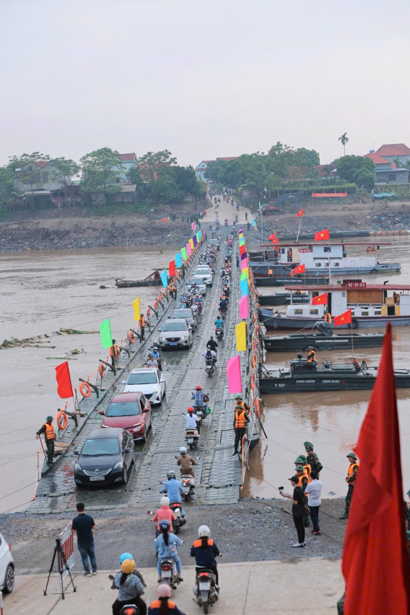 Ôtô lưu thông qua cầu phao Phong Châu với tốc độ tối đa 10 km/giờ- Ảnh 4.