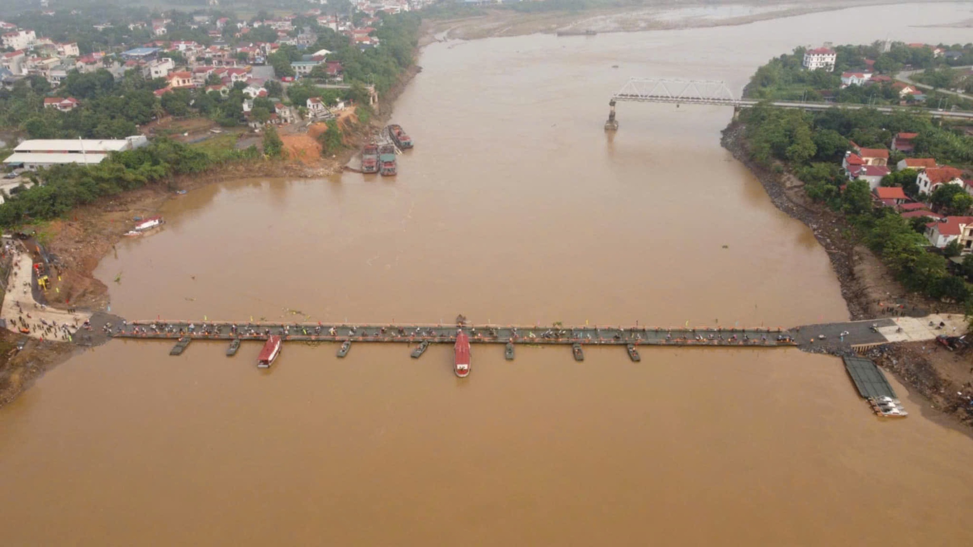 Ôtô lưu thông qua cầu phao Phong Châu với tốc độ tối đa 10 km/giờ- Ảnh 2.