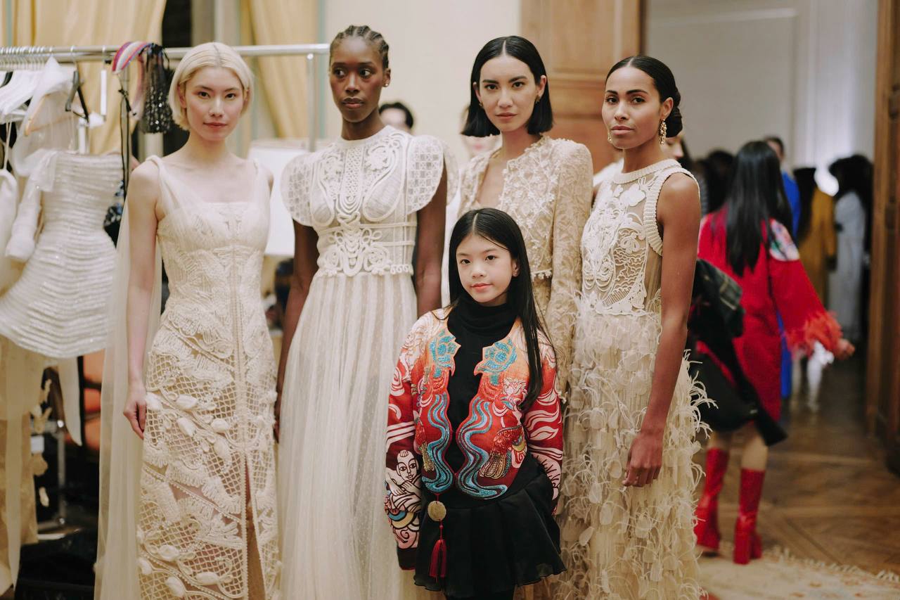 HOT: Mẫu nhí Việt Ella Bùi làm vedette tại Paris Fashion Week, diện giày rộng, trang phục nặng vẫn catwalk tốt- Ảnh 9.