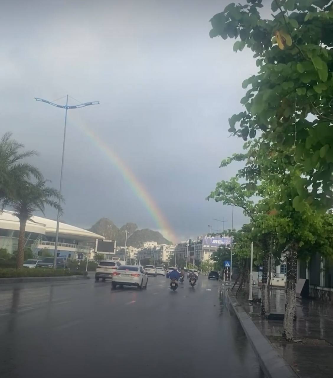 Hiện tượng "cực ảo" trên bầu trời Hạ Long khiến du khách hoang mang, nên tắm biển tiếp hay không?- Ảnh 13.