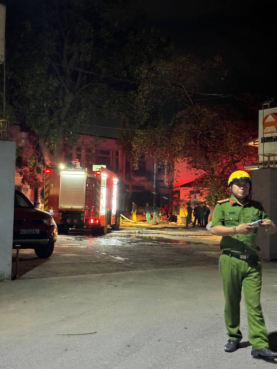 Hà Nội: Cháy xưởng may trong đêm, cột khói bay cao hàng chục mét- Ảnh 4.