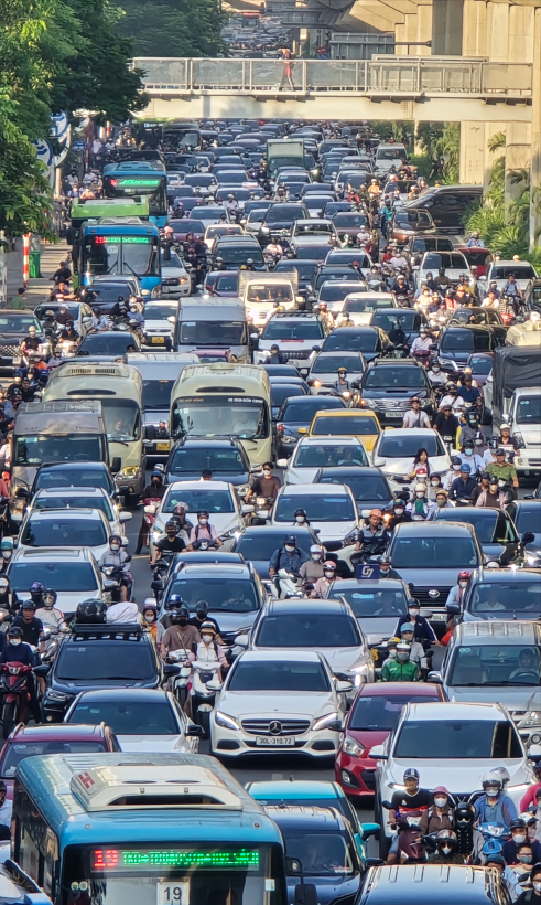 Ngày đầu tiên đi làm sau kỳ nghỉ lễ: Dòng xe chen cứng không một kẽ hở, người dân "chôn chân" trong nắng nóng- Ảnh 4.