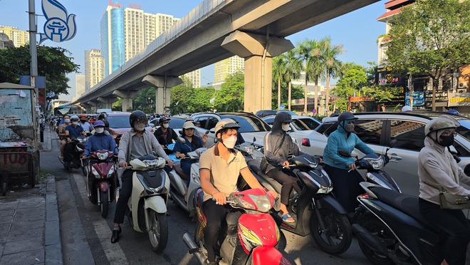 Ngày đầu tiên đi làm sau kỳ nghỉ lễ: Dòng xe chen cứng không một kẽ hở, người dân "chôn chân" trong nắng nóng- Ảnh 9.