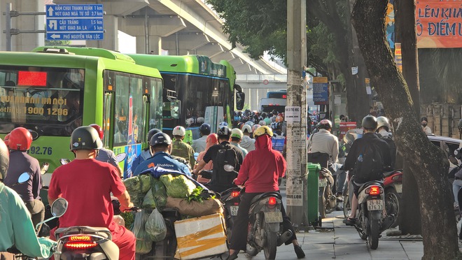 Ngày đầu tiên đi làm sau kỳ nghỉ lễ: Dòng xe chen cứng không một kẽ hở, người dân "chôn chân" trong nắng nóng- Ảnh 3.