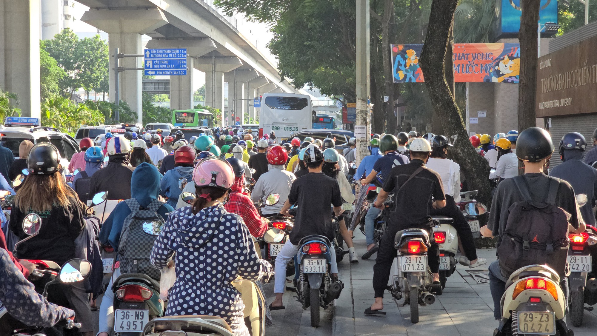 Ngày đầu tiên đi làm sau kỳ nghỉ lễ: Dòng xe chen cứng không một kẽ hở, người dân 