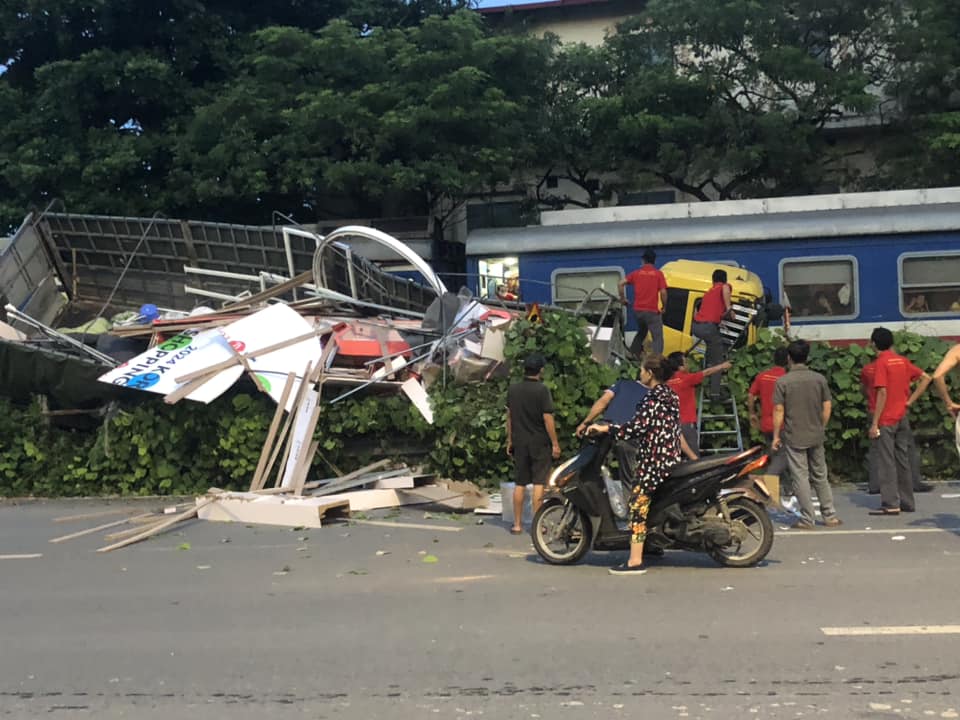 Hà Nội: Va chạm với tàu hỏa, tài xế xe tải hoảng loạn rời khỏi hiện trường- Ảnh 2.