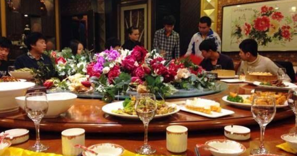 Đi họp lớp, tôi bị lớp trưởng ném tiền vào mặt, coi thường vì thất nghiệp: Lúc sau nhận được 1 mảnh giấy, tôi lập tức nói xin lỗi anh ta