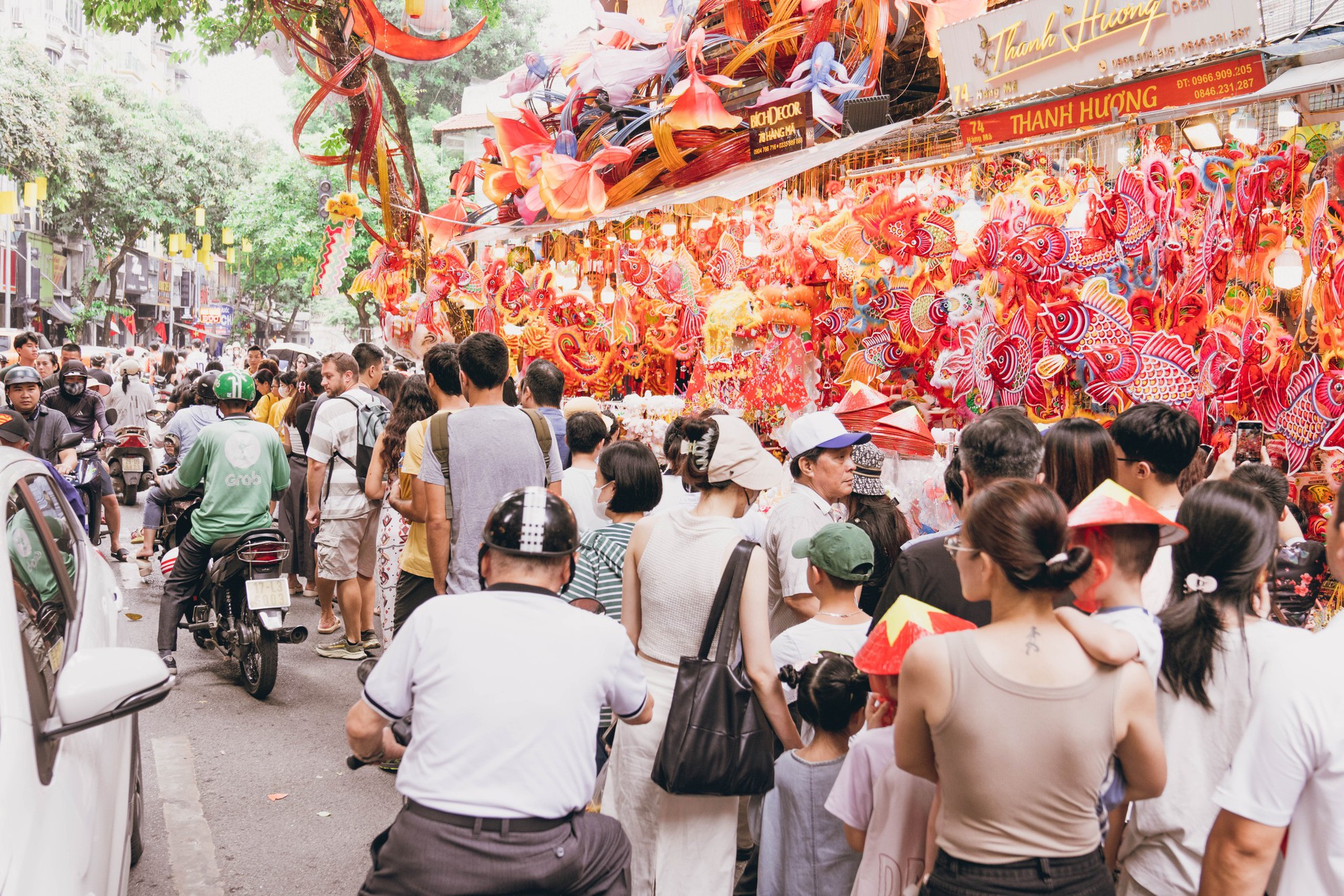 Các nàng thơ từ phố Phan Đình Phùng “chạy sô” sang Hàng Mã- Ảnh 2.