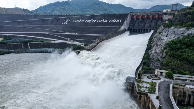 Thủy điện Hòa Bình, Tuyên Quang mở cửa xả lũ vào tối nay- Ảnh 1.