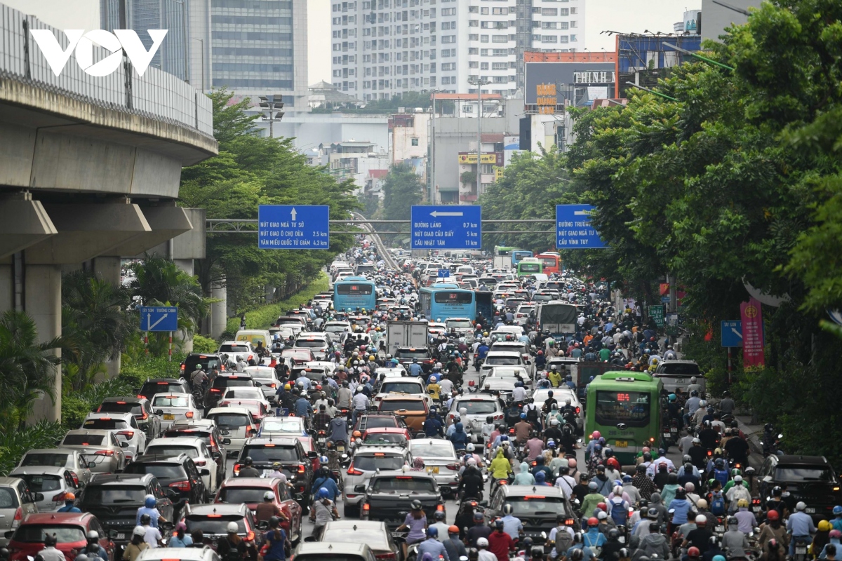 Đường Hà Nội ùn tắc nghiêm trọng ngày khai giảng- Ảnh 1.