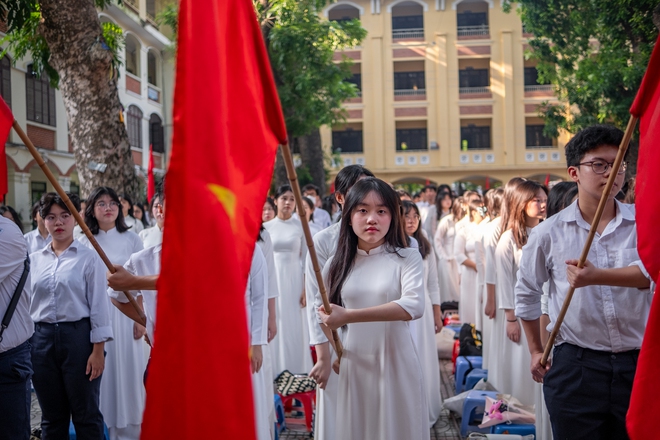 Khai giảng năm học mới rồi: Rất nhanh - gọn và chiếm spotlight nhất vẫn là dàn nữ sinh trong tà áo dài trắng!- Ảnh 6.