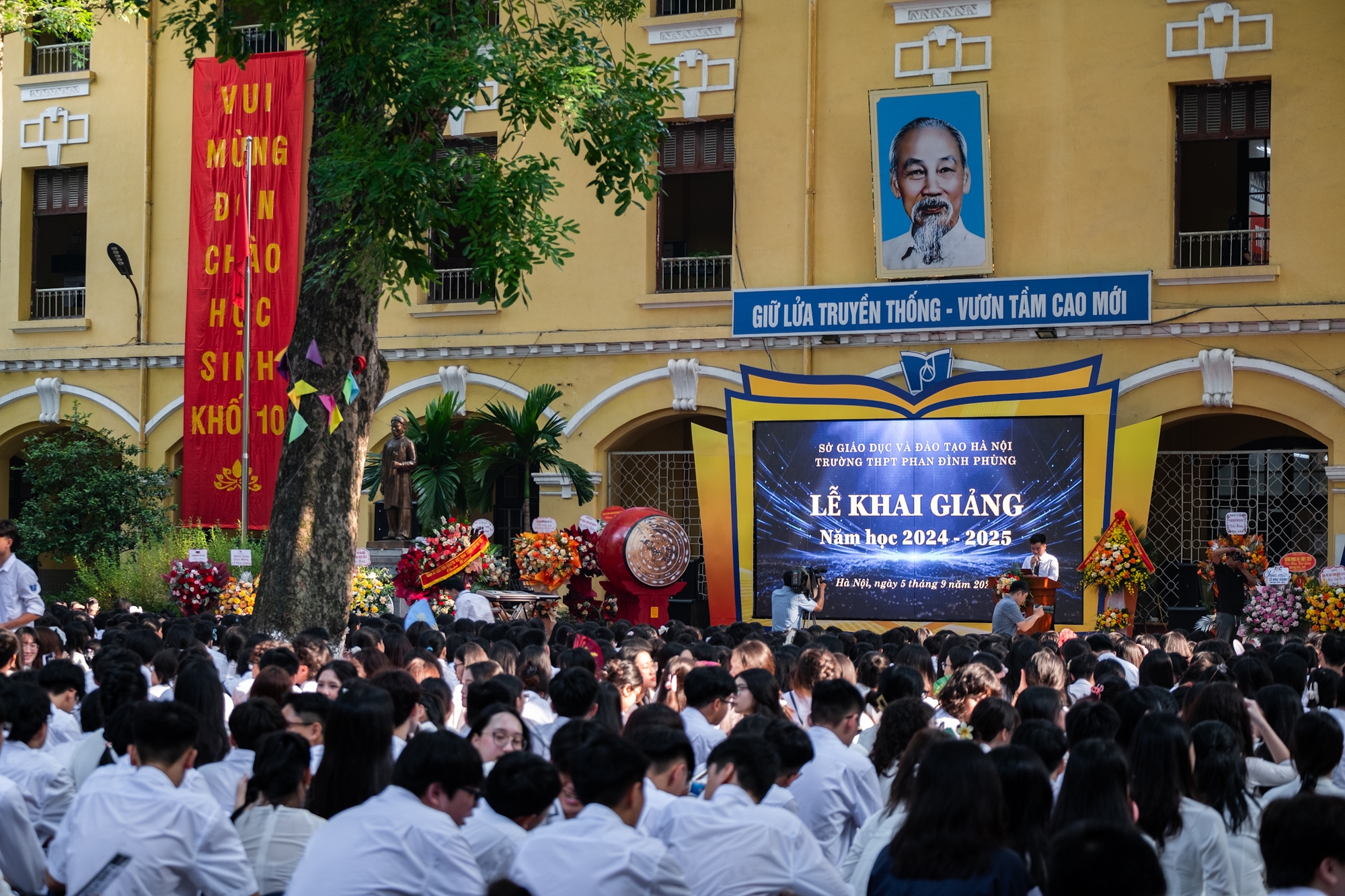 Khai giảng năm học mới rồi: Rất nhanh - gọn và chiếm spotlight nhất vẫn là dàn nữ sinh trong tà áo dài trắng!- Ảnh 1.