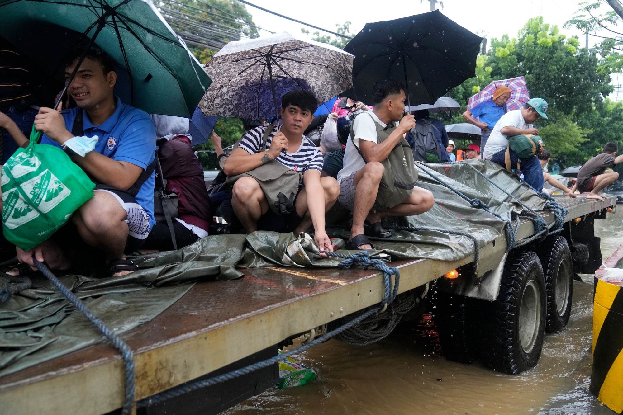 Yagi có thể là cơn bão lớn nhất thế giới năm 2024: Cả châu Á “nín thở” trước siêu bão, trường học đóng cửa, chuyến bay bị hoãn, hàng loạt quốc gia đưa ra cảnh báo- Ảnh 5.