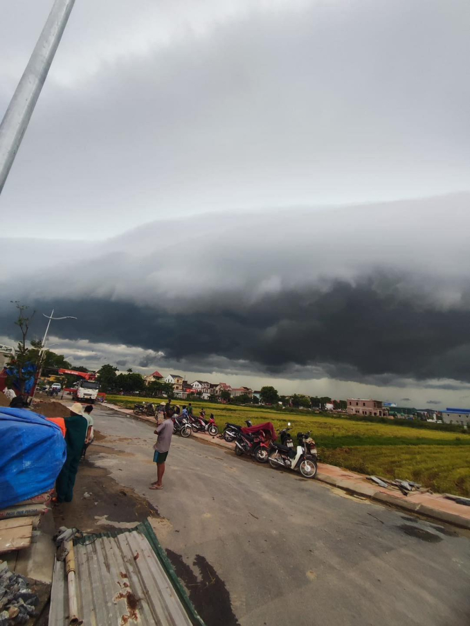 “Ước gì con đi làm gần nhà, những lúc gió bão thế này có con ở nhà với mẹ và em”- Ảnh 3.