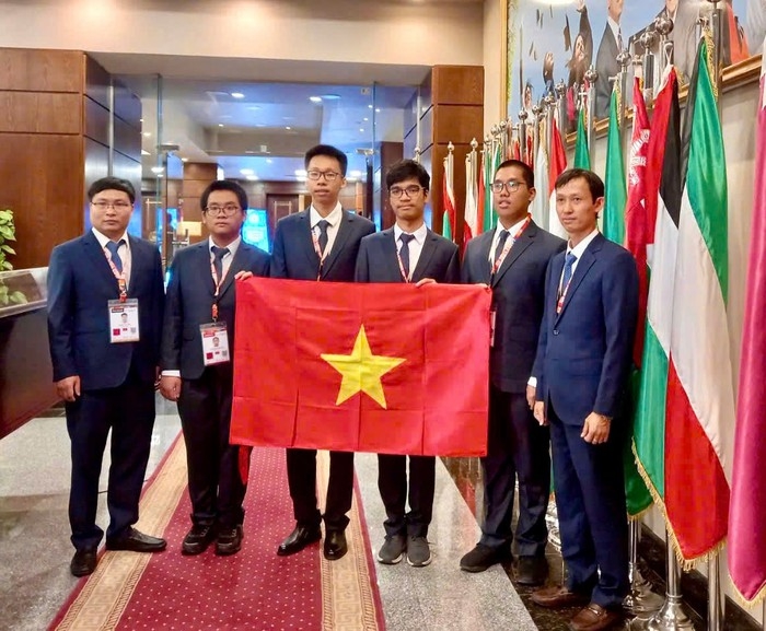 Một trường chuyên có 4 học sinh cùng giành huy chương Olympic Tin học quốc tế- Ảnh 1.