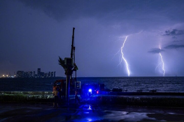 Trung Quốc: Sét tím khổng lồ xuất hiện ở Hải Nam trước khi siêu bão Yagi đổ bộ- Ảnh 3.