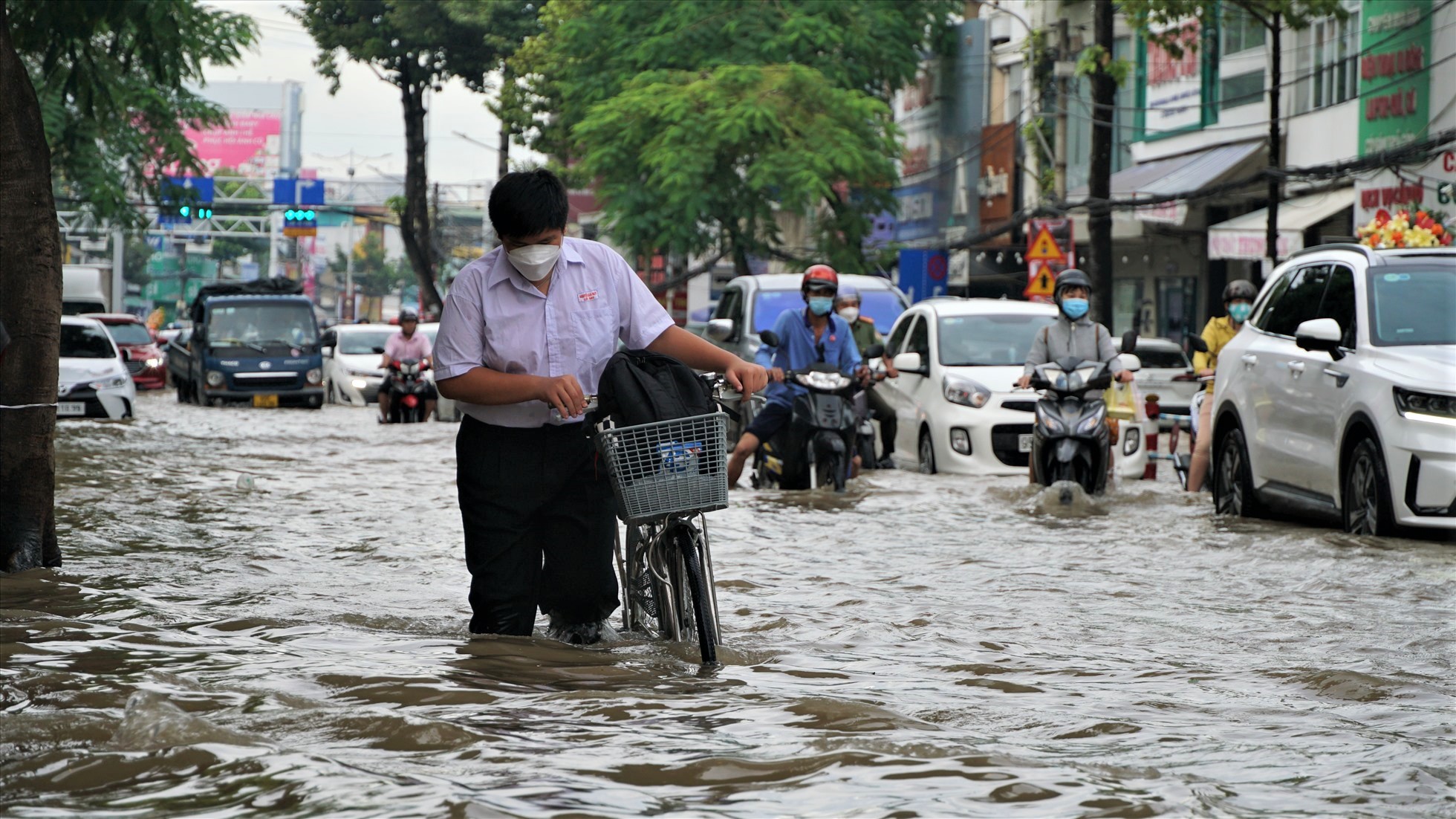 NÓNG: Học sinh Hà Nội được nghỉ học, kể cả học thêm vào ngày mai để tránh siêu bão Yagi- Ảnh 1.