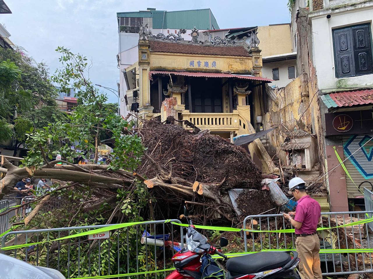 Hà Nội: Giông lốc kinh hoàng khiến bức tường ngôi nhà cổ sập, hai người bị thương- Ảnh 2.