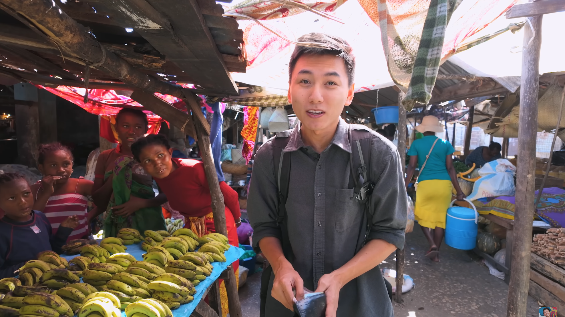 Phản ứng của hơn 1,5 triệu người trước hành động của cô gái châu Phi khi nhìn Khoai Lang Thang mua chuối- Ảnh 2.