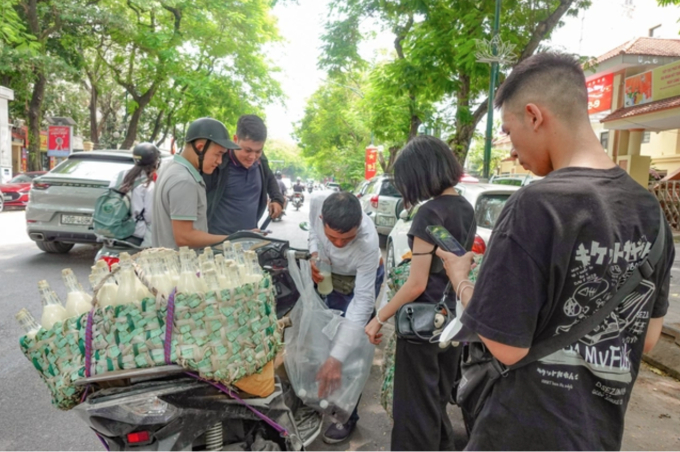 Chú bán sữa đậu được cả MXH săn đón: Ngày 300-400 người gọi điện, dân tình lặn lội từ Hưng Yên tới Hà Nội tìm mua- Ảnh 2.