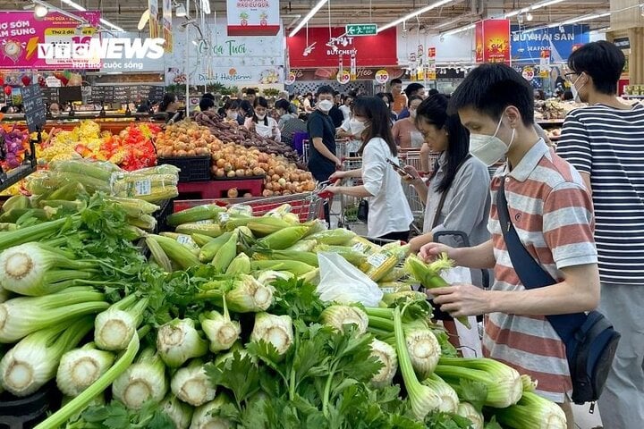 Người Hà Nội sục sôi tích thực phẩm trước siêu bão Yagi, nhiều chợ hết sạch đồ- Ảnh 3.