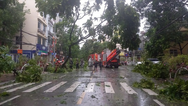 Bão số 3 càn quét Hà Nội gây mưa to gió giật, một số chung cư đã bị thiệt hại tài sản- Ảnh 3.